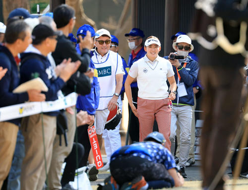 最終日　1番、ティーに向かう岩井千（撮影・浅見桂子）