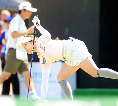 最終日　1番、ティーショットを放ちピンを拾う吉田鈴（撮影・浅見桂子）