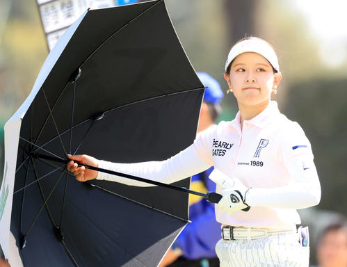 最終日　1番、ティーショットを放ち歩き出す吉田鈴（撮影・浅見桂子）