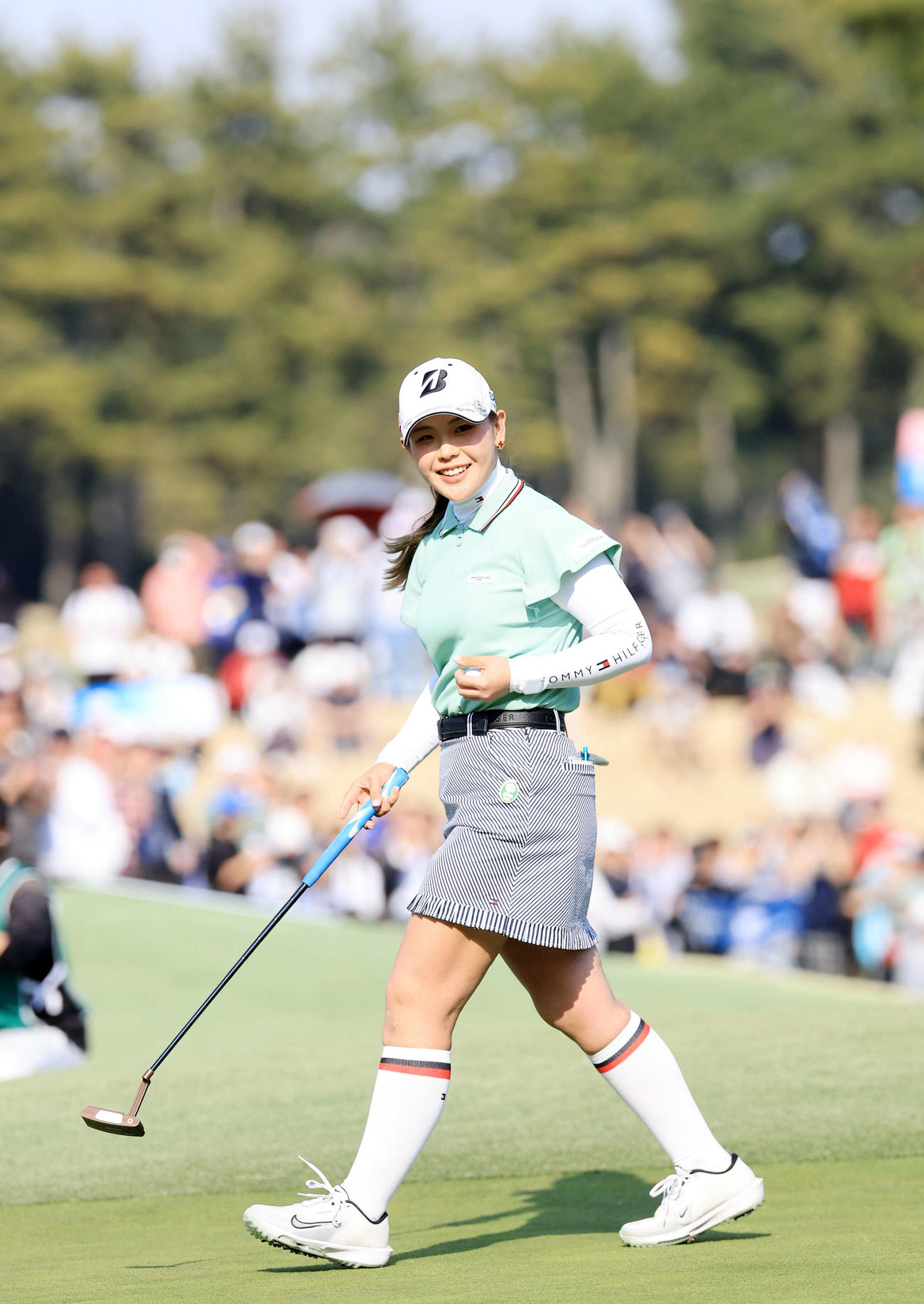 最終日　18番をパーで締めて優勝を決め笑顔を見せる吉田優（撮影・浅見桂子）