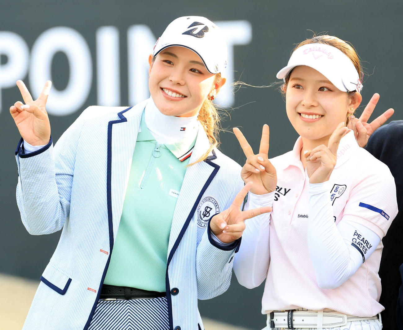 最終日　圧勝Vの吉田優（左）は妹の吉田鈴と笑顔で記念撮影（撮影・浅見桂子）