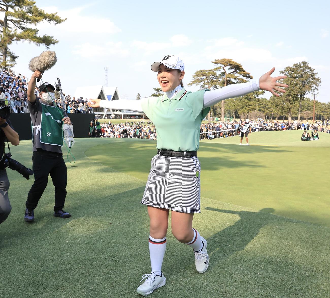 ダントツ独走優勝を決めた吉田優は笑顔で手を広げる(撮影・浅見桂子)