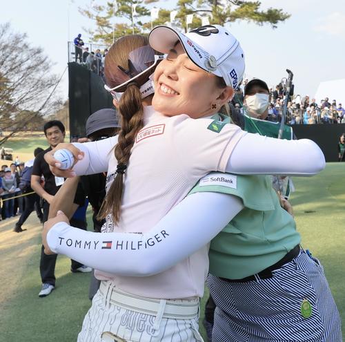 ダントツ独走優勝を決めた吉田優は笑顔で妹の吉田鈴と抱擁する(撮影・浅見桂子)