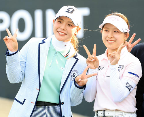最終日　圧勝Vの吉田優（左）は妹の吉田鈴と笑顔で記念撮影（撮影・浅見桂子）