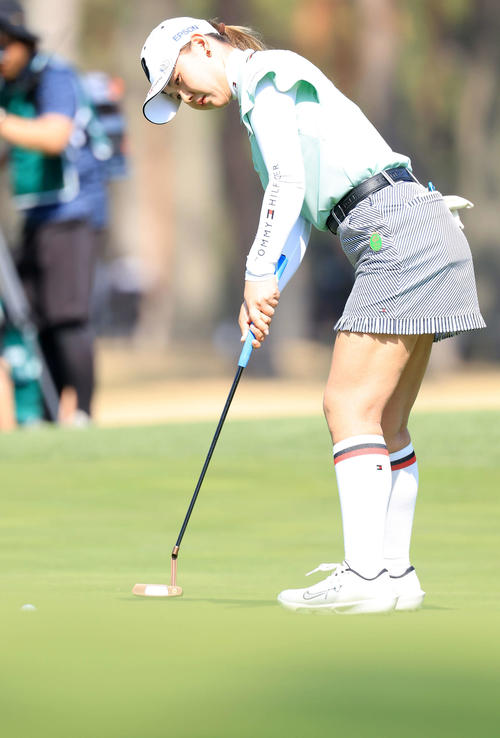 最終日　14番、バーディーを決める吉田優（撮影・浅見桂子）