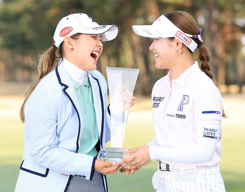 最終日　圧勝Vの吉田優（左）は、優勝トロフィーを妹の吉田鈴と持ちながら笑顔を弾けさせる（撮影・浅見桂子）