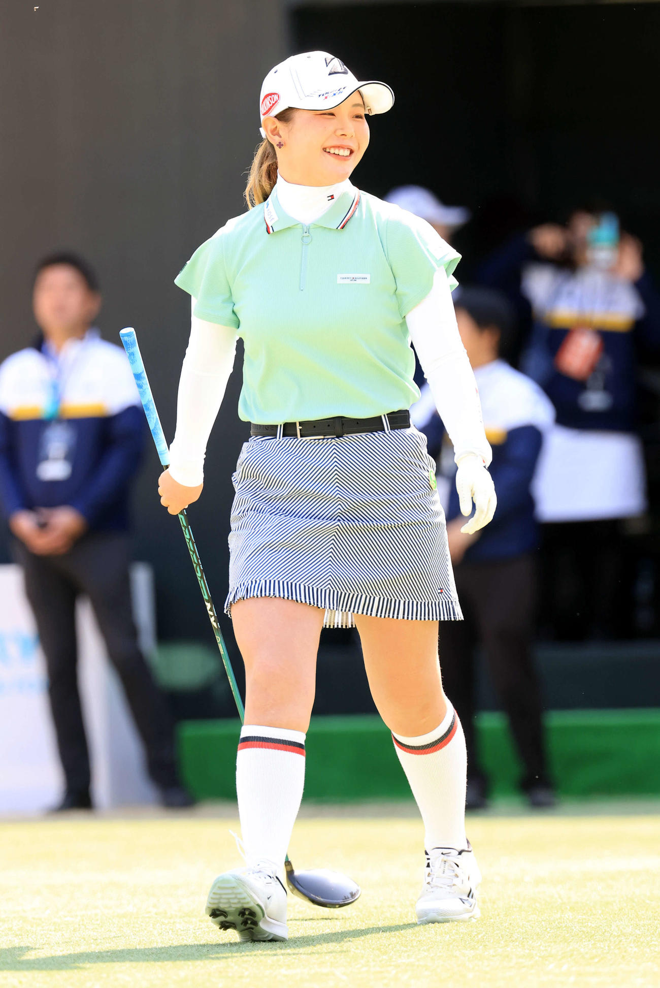 最終日　1番、ティーで笑顔で歩き出す吉田優（撮影・浅見桂子）