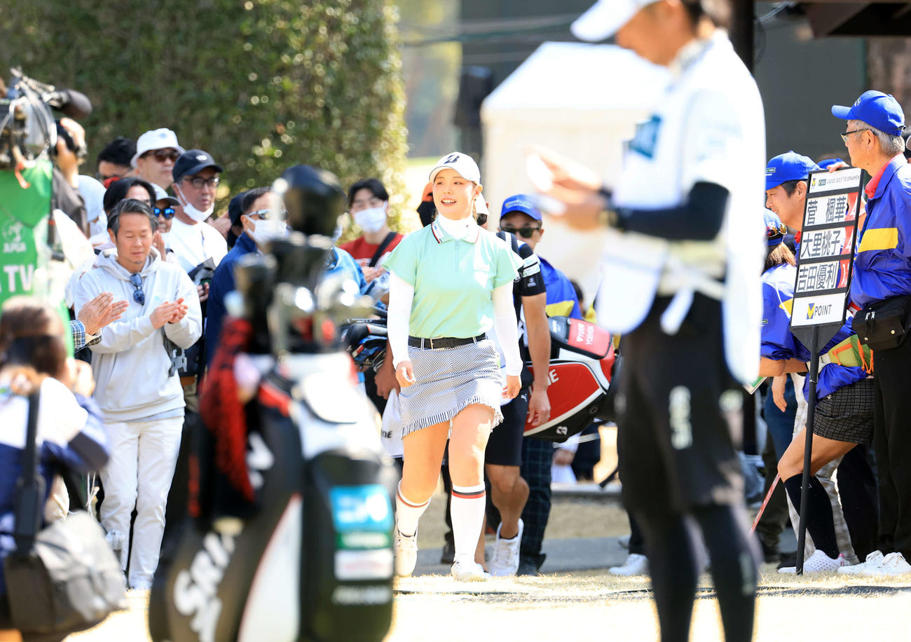 最終日　ギャラリーの拍手の中、1番ティーに向かう吉田優（撮影・浅見桂子）