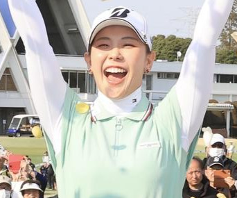 ダントツ独走優勝を決めた吉田優(中央)は渋野(後方左)、吉田鈴(後方右)らからフラワーシャワーの祝福を受けバンザイ(撮影・浅見桂子)