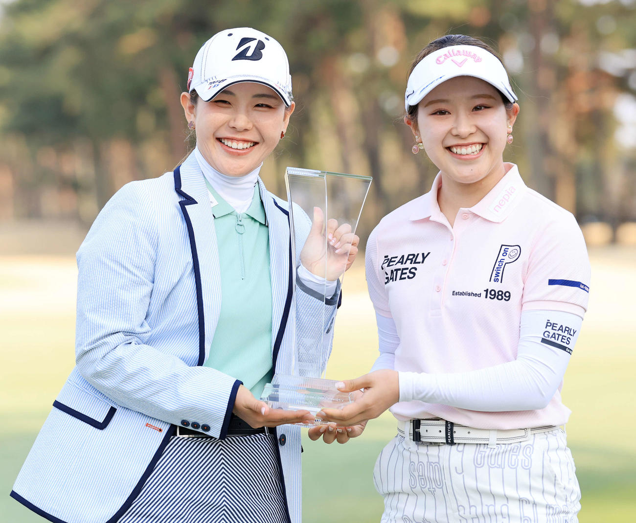 最終日　圧勝Vの吉田優（左）は、優勝トロフィーを妹の吉田鈴と持ちながら笑顔で記念撮影（撮影・浅見桂子）