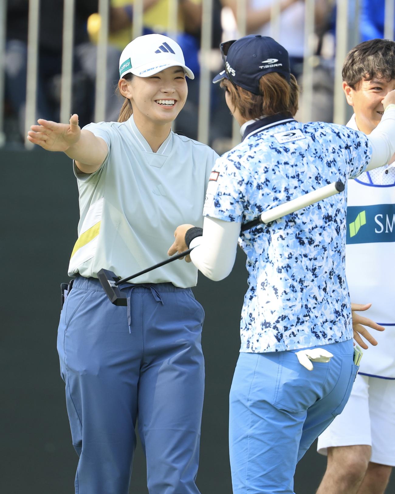 Vポイント×SMBCレディス最終日　18番をバーディーで締めた渋野は穴井と笑顔で抱き合う(撮影・浅見桂子)