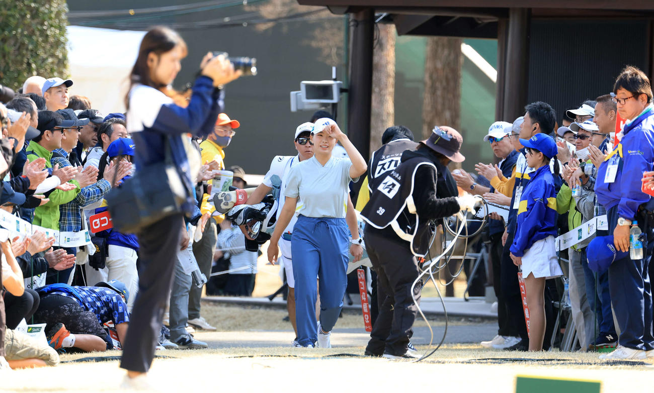 最終日　1番、ギャラリーの拍手の中、ティーに向かう渋野（撮影・浅見桂子）