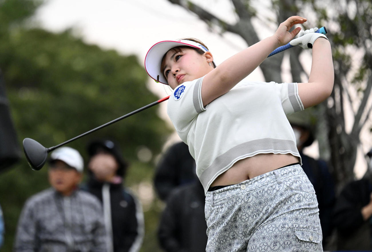 1番、ティーショットを放つ小林光（撮影・前岡正明）