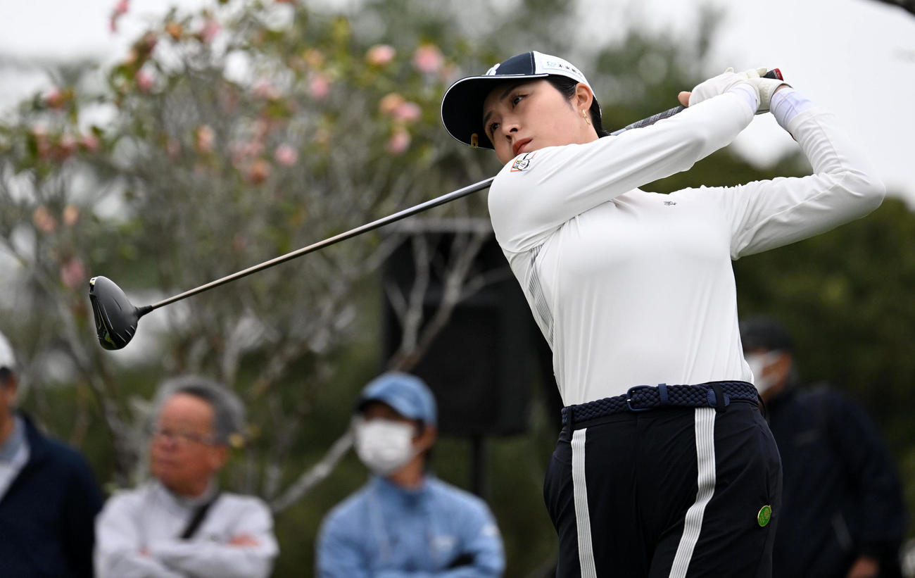1番、ティーショットを放つ大里（撮影・前岡正明）