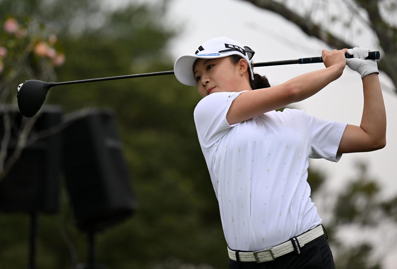 1番、ティーショットを放つ森田（撮影・前岡正明）