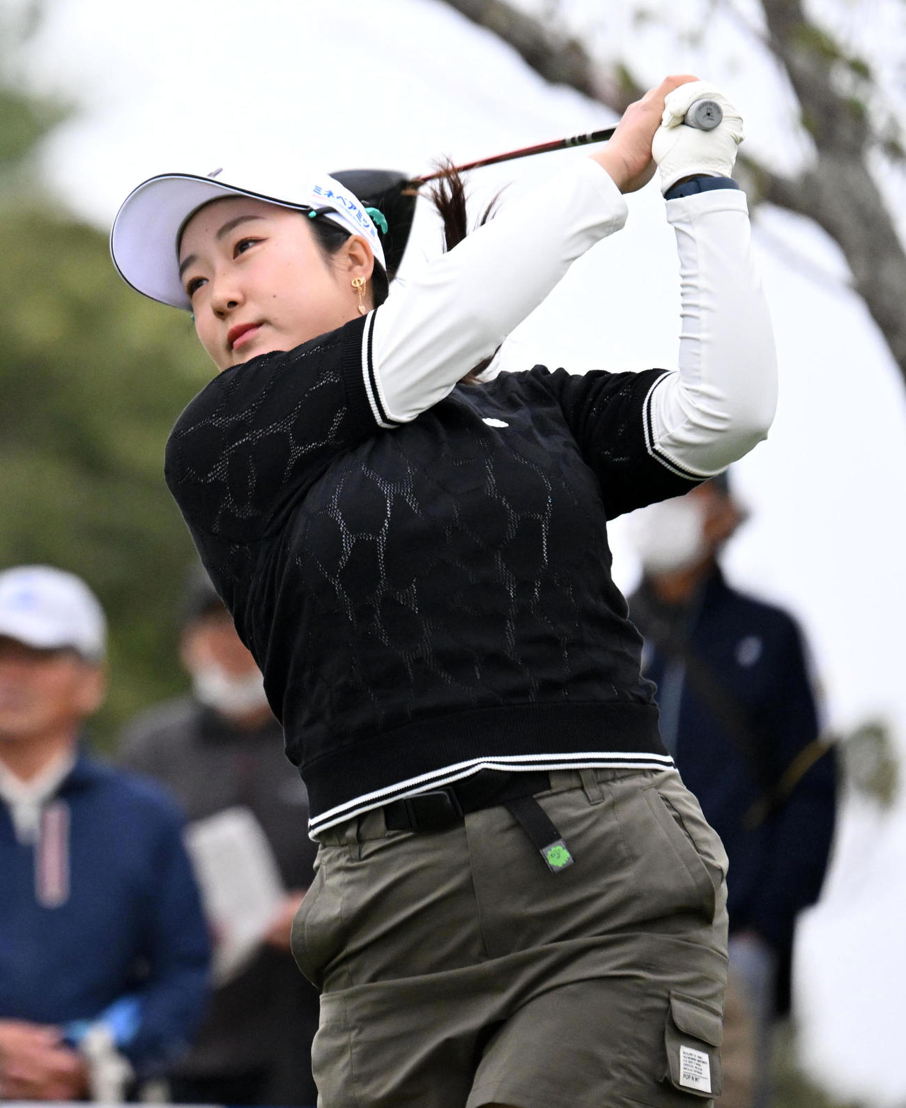 1番、ティーショットを放つ阿部（撮影・前岡正明）