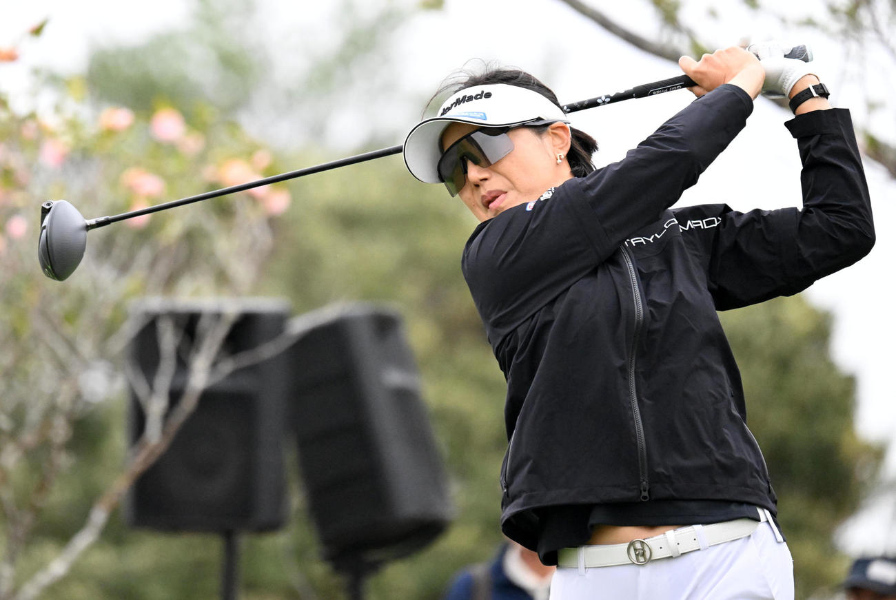 1番、ティーショットを放つ全美貞（撮影・前岡正明）