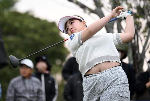 1番、ティーショットを放つ小林光（撮影・前岡正明）