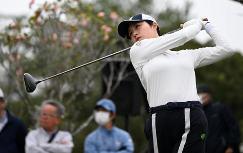 1番、ティーショットを放つ大里（撮影・前岡正明）