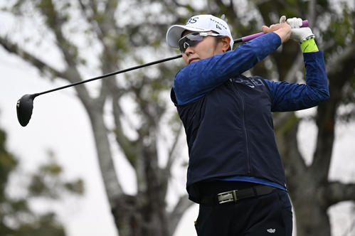 1番、ティーショットを放つ藤田さいき（撮影・前岡正明）