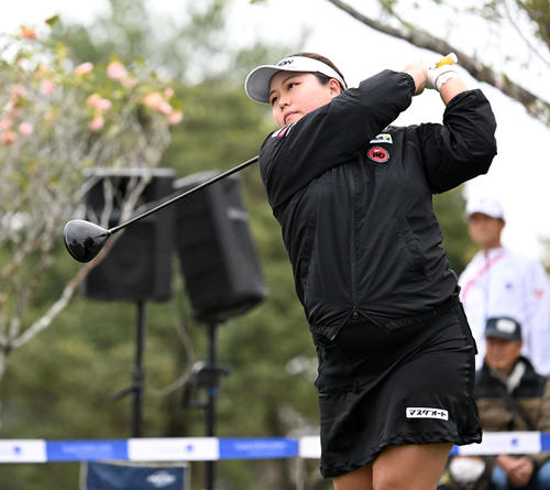 1番、ティーショットを放つささき（撮影・前岡正明）