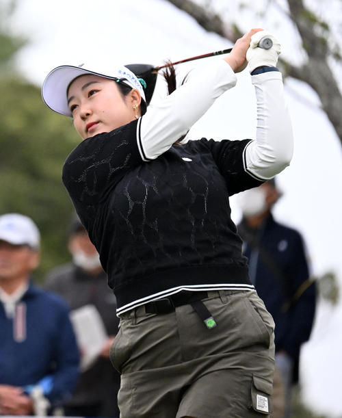 1番、ティーショットを放つ阿部（撮影・前岡正明）