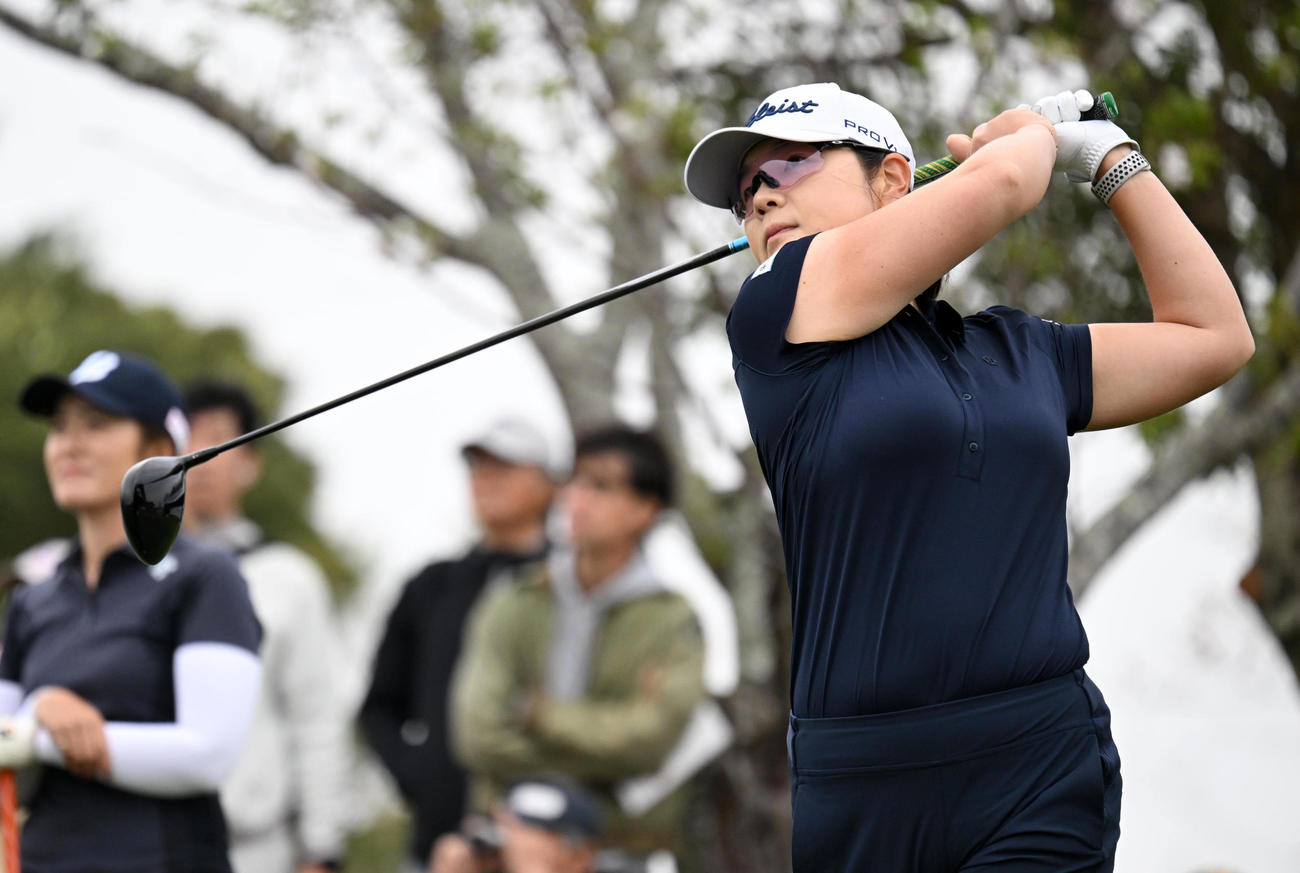 1番、ティーショットを放つイ・ミニョン（撮影・前岡正明）
