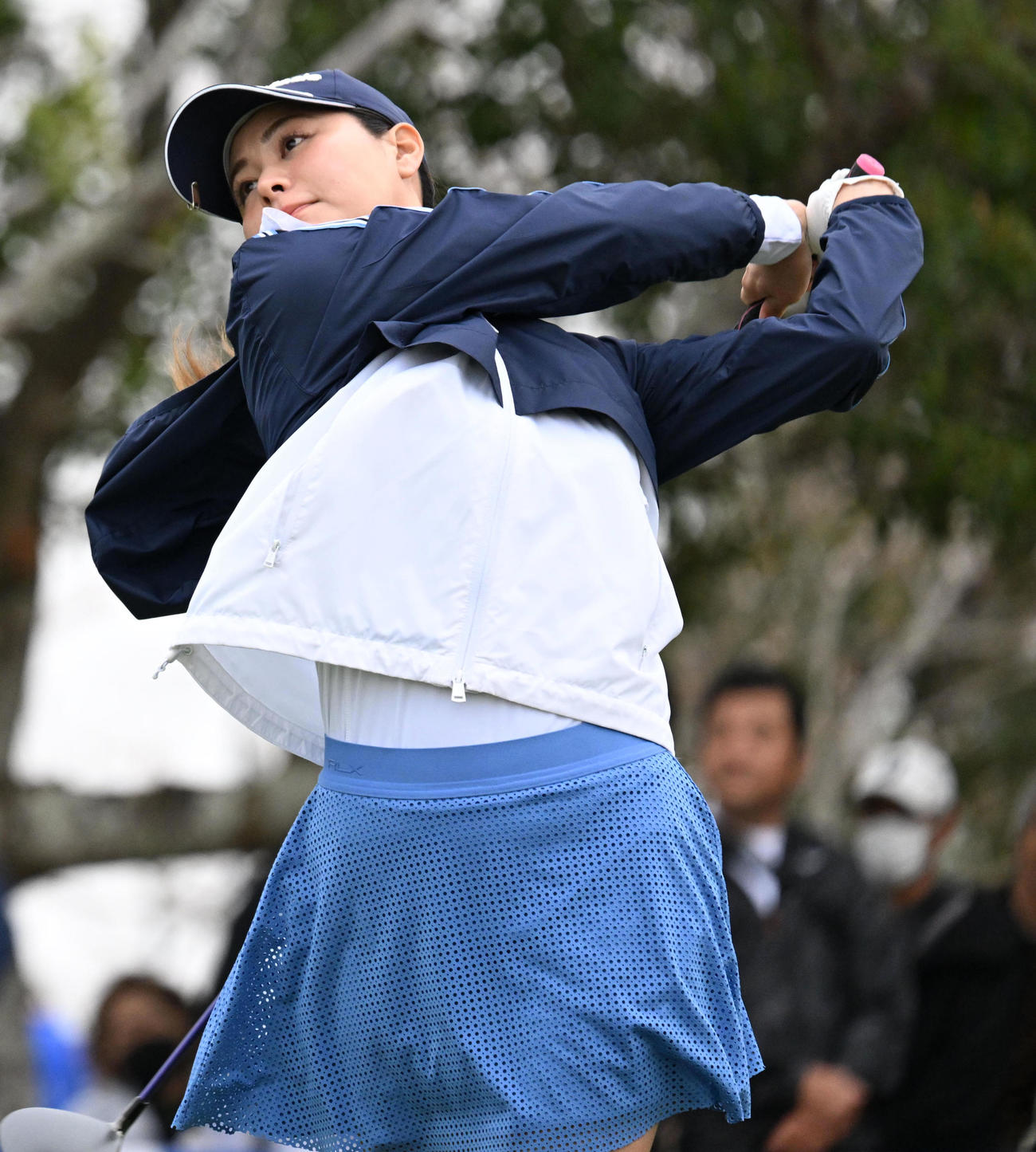 1番、ティーショットを放つ新垣（撮影・前岡正明）