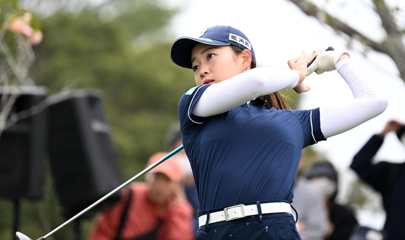 1番、ティーショットを放つ佐藤（撮影・前岡正明）