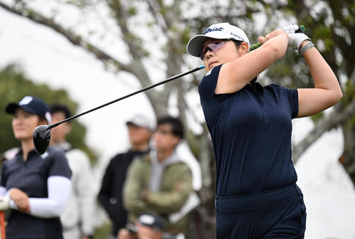 1番、ティーショットを放つイ・ミニョン（撮影・前岡正明）