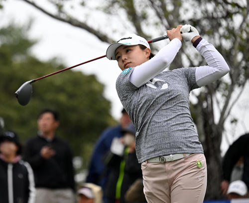 1番、ティーショットを放つ永峰咲希（撮影・前岡正明）