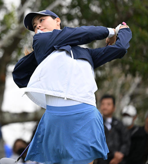 1番、ティーショットを放つ新垣（撮影・前岡正明）
