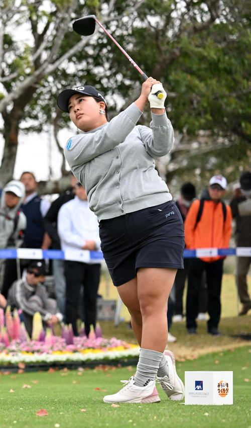 1番、ティーショットを放つ鈴木（撮影・前岡正明）