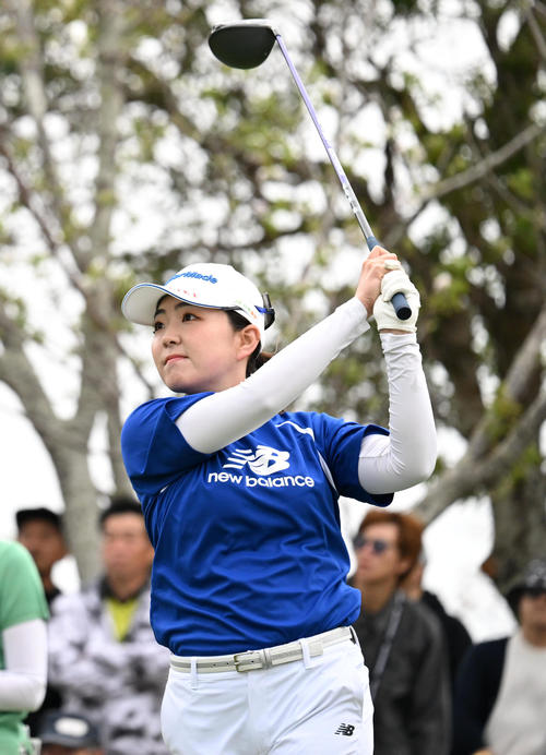 1番、ティーショットを放つ山内（撮影・前岡正明）