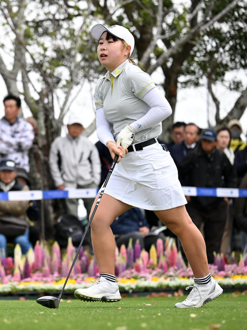 1番、ティーショットを放つ荒木（撮影・前岡正明）