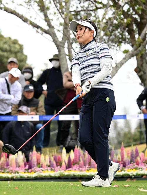 1番、ティーショットを放つ青木瀬（撮影・前岡正明）