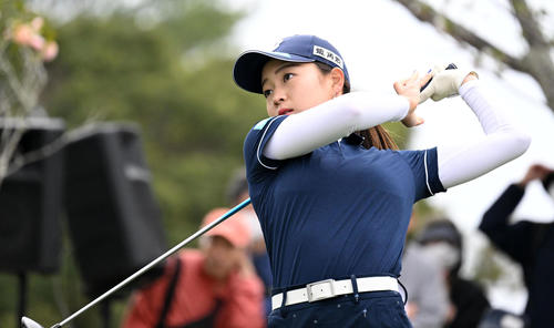 1番、ティーショットを放つ佐藤（撮影・前岡正明）