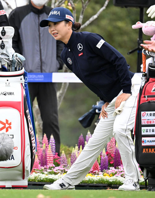 1番、ストレッチを行う金沢（撮影・前岡正明）