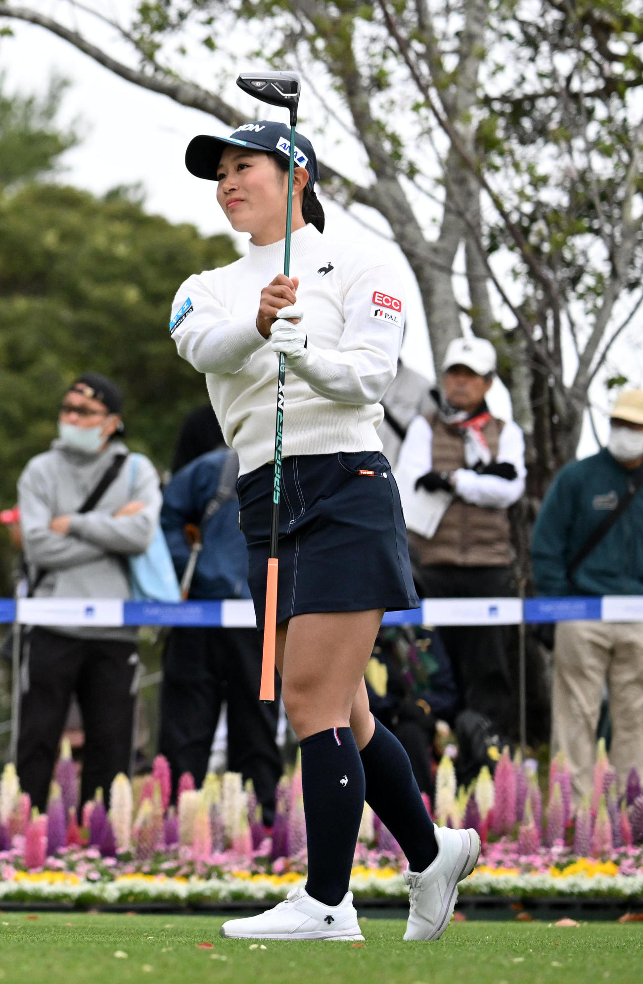1番、ティーショットを放つ中村（撮影・前岡正明）