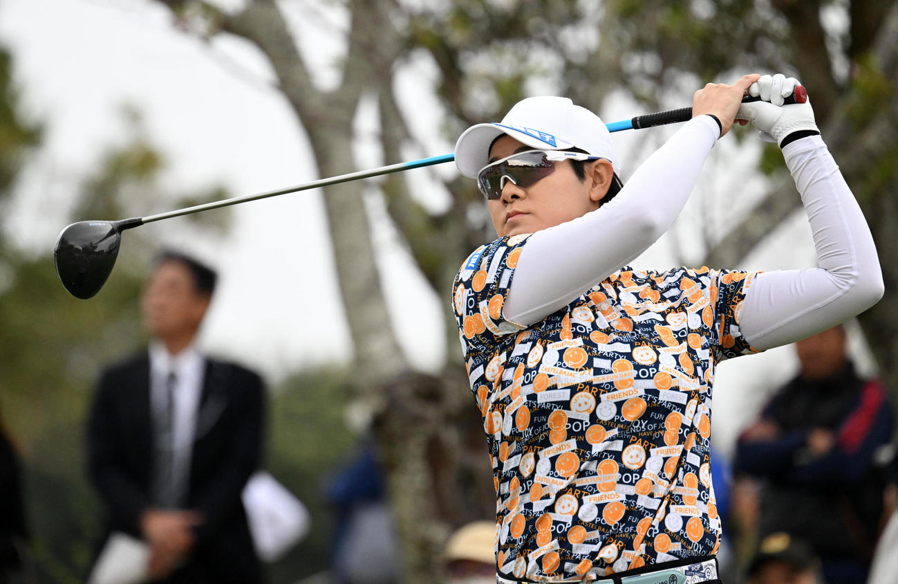 1番、ティーショットを放つ川岸（撮影・前岡正明）