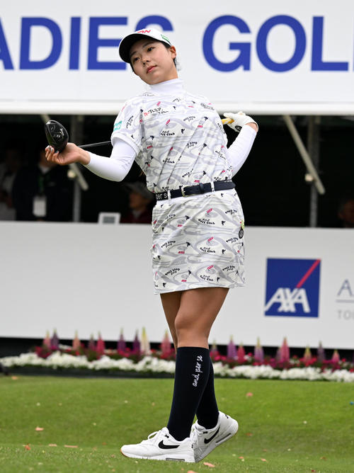 1番、ストレッチを行う菅（撮影・前岡正明）