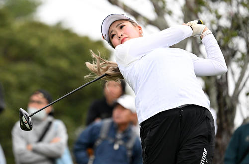 1番、ティーショットを放つ桑木（撮影・前岡正明）