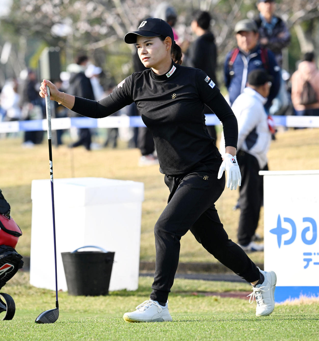 1番、ストレッチを行う森井（撮影・前岡正明）
