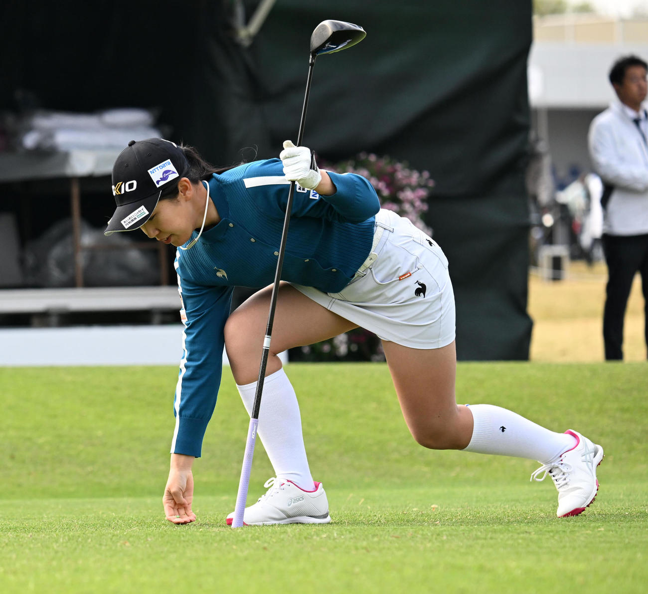 1番、ティーショットを放った菅沼（撮影・前岡正明）