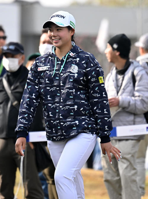 1番、笑顔でティーグラウンドに向かう菅（撮影・前岡正明）