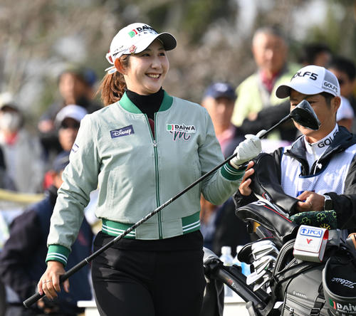 1番、笑顔を見せるペ・ソンウ（撮影・前岡正明）