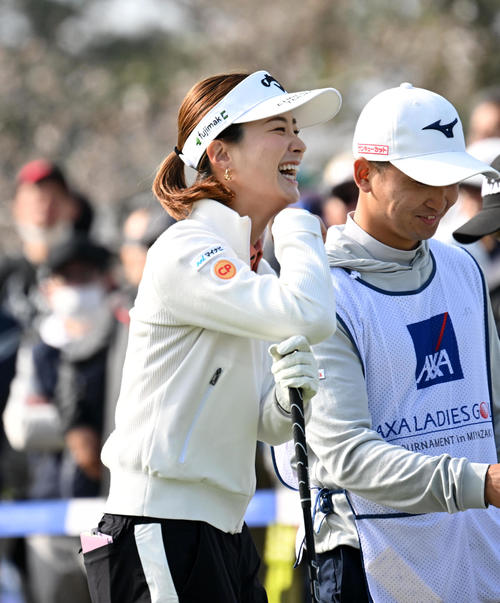1番、笑顔を見せる青木香奈子（撮影・前岡正明）