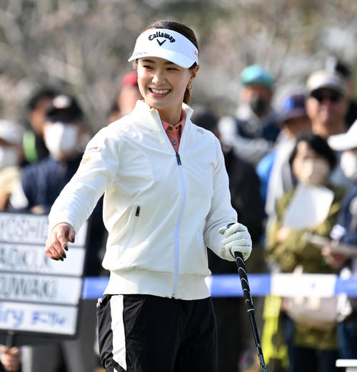 1番、笑顔を見せる青木香奈子（撮影・前岡正明）
