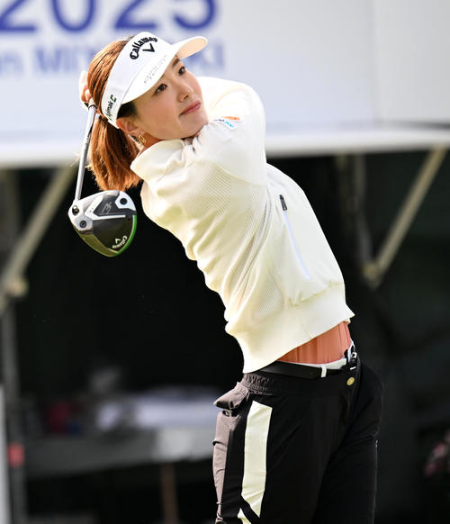 1番、ティーショットを放つ青木香奈子（撮影・前岡正明）