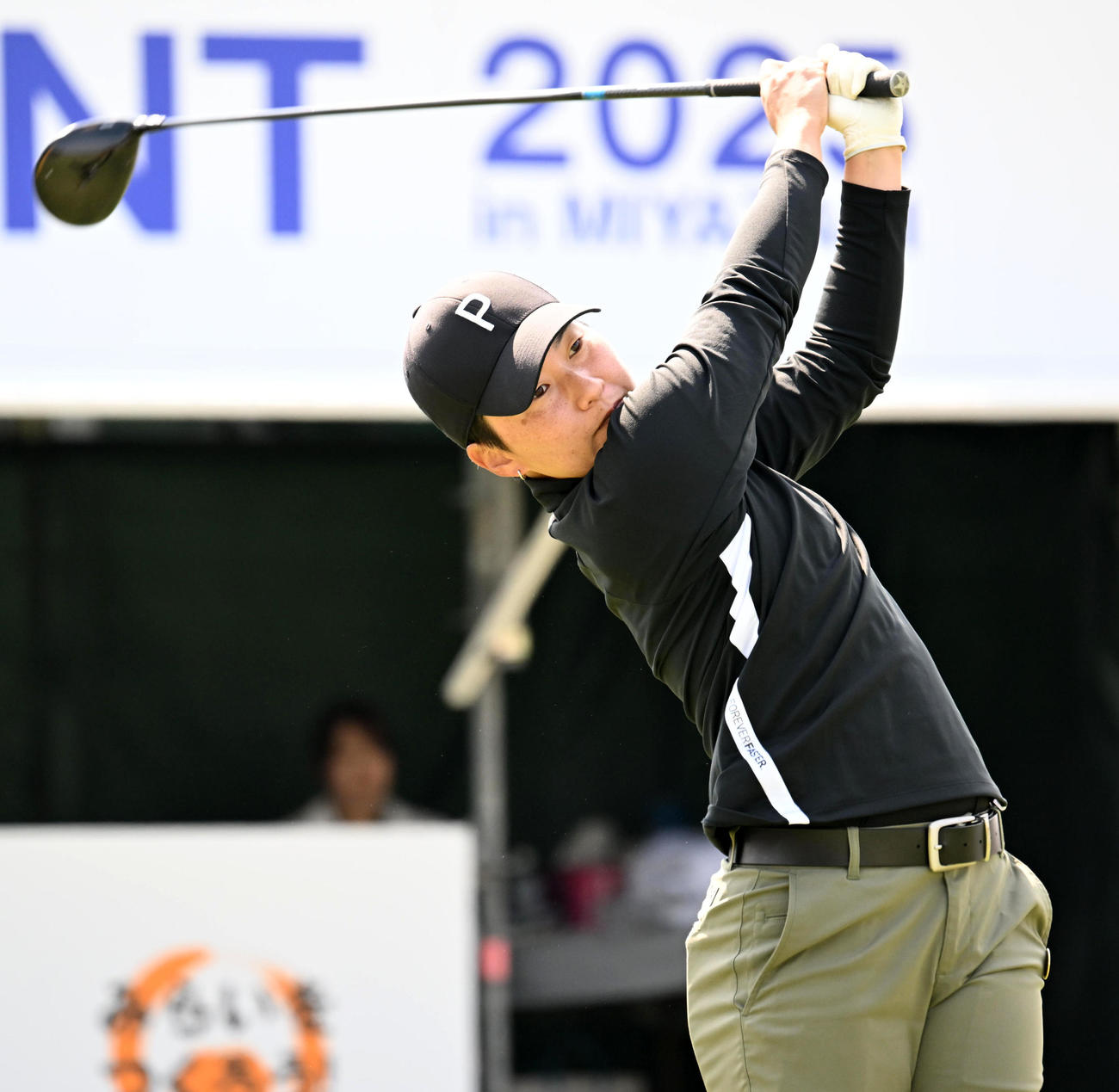 1番、ティーショットを放つ沖（撮影・前岡正明）